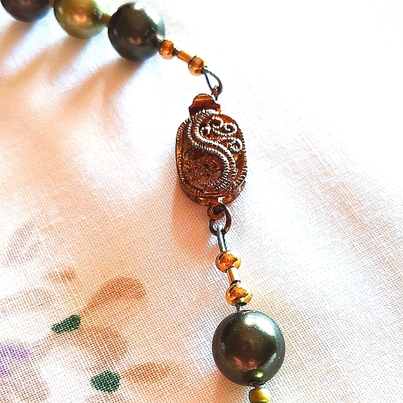 Faux Pearl Two Shades Of Green Glass Necklace and Bracelet Set - Picture 5 of 6